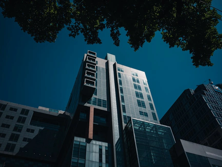 Moderní kancelářská budova společnosti CloudArch Solutions